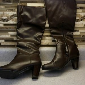 Beautiful brand new, never been worn Brown boots